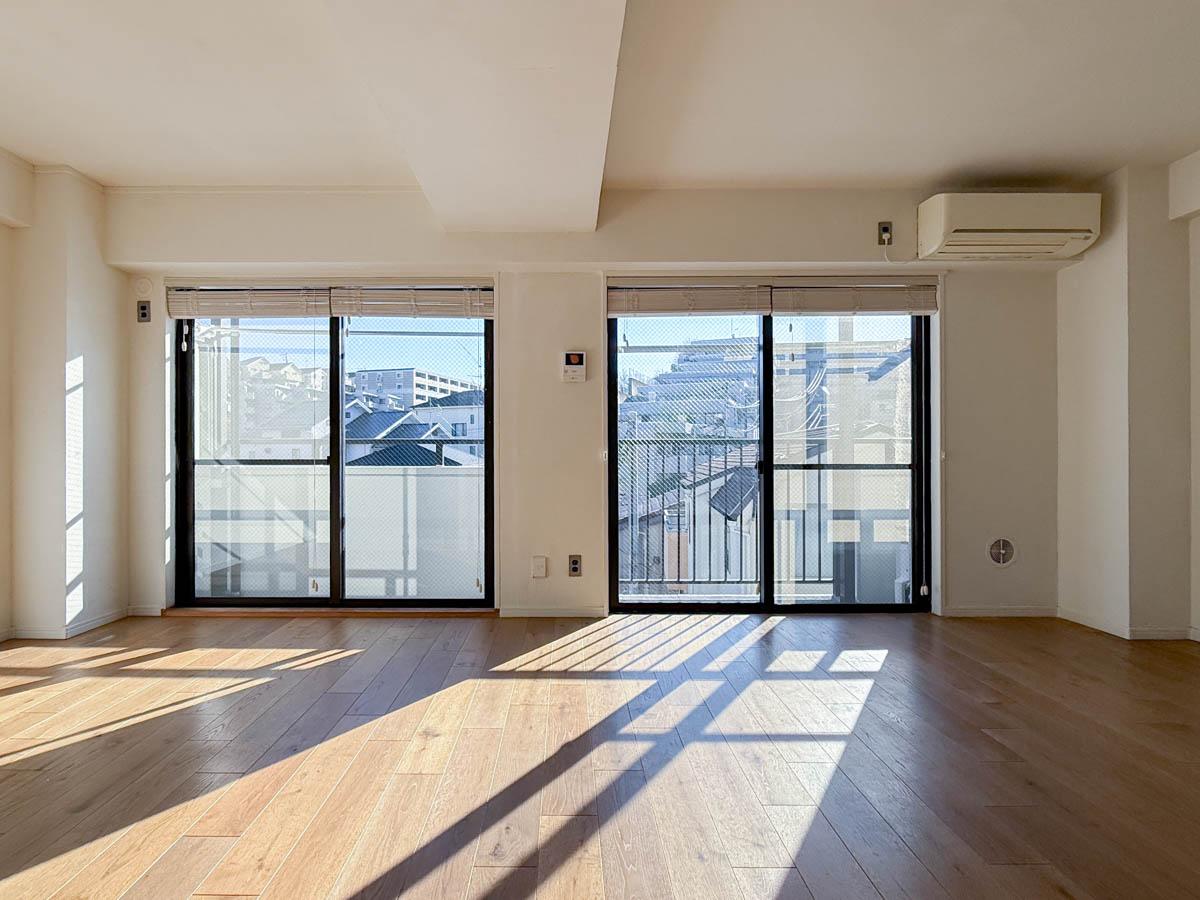 川崎市高津区蟹ケ谷の売買物件/南東向きの窓からは光がたっぷり！気持ちのいい朝日で1日がスタートできます