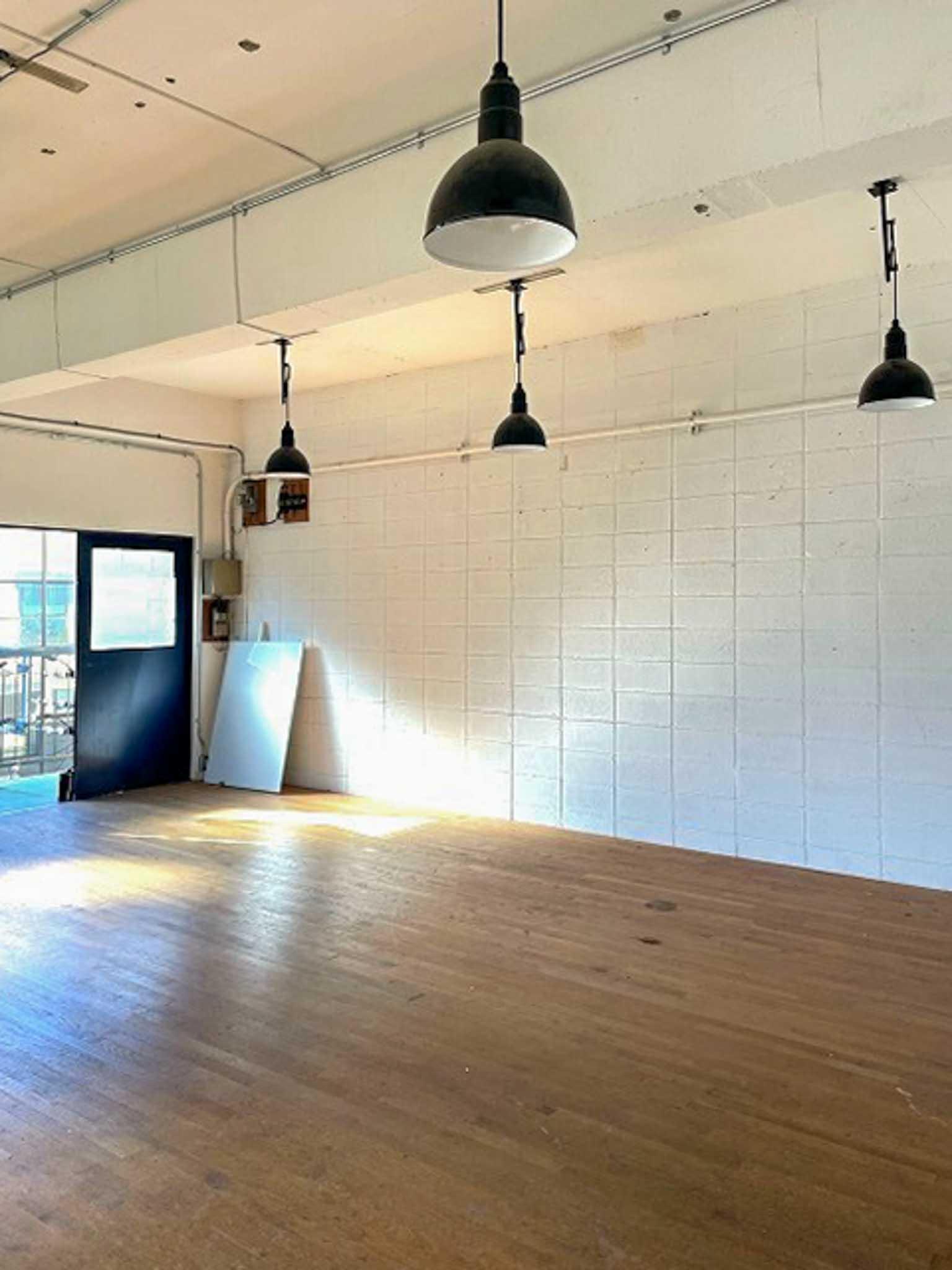 新宿区築地町の賃貸物件/コンクリートむき出しの壁面と天井は白塗装、床はフローリングの内装