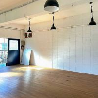 新宿区築地町の賃貸物件/コンクリートむき出しの壁面と天井は白塗装、床はフローリングの内装