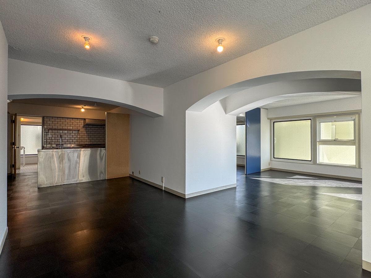 渋谷区神宮前の売買物件/アーチ型の梁が特徴的