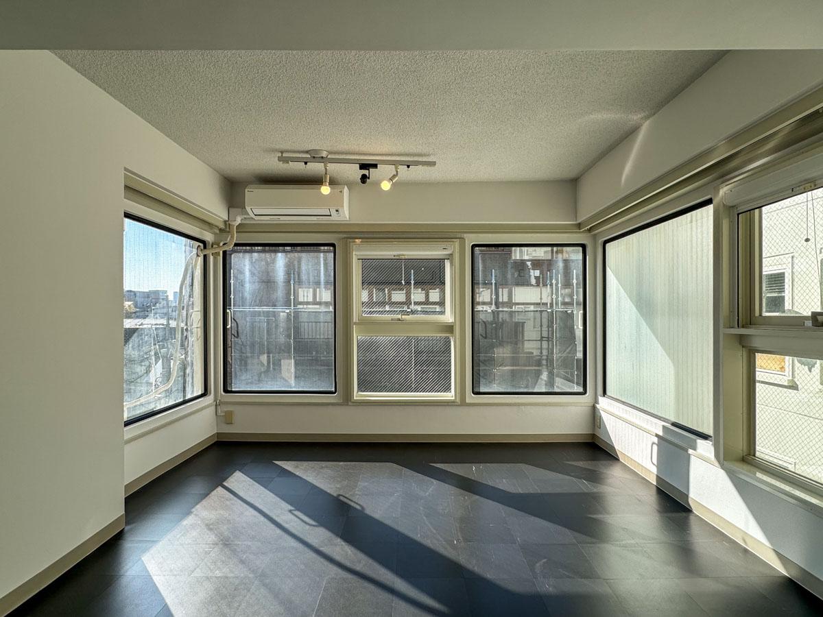 渋谷区神宮前の売買物件/リビングの西側は、コックピットのように正面と左右が窓