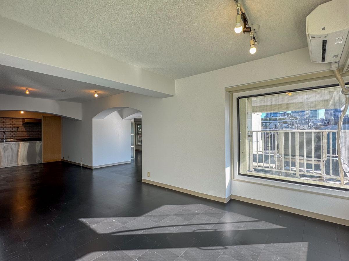 渋谷区神宮前の売買物件/日当たりがよく、たくさんの窓から気持ちの良い光が入る