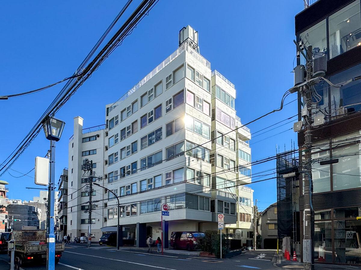 渋谷区神宮前の売買物件/明治通りとキラー通りを結ぶ通り沿いの集合住宅。窓越しにチラリと見える各区画のクリエイティブ感がそそります