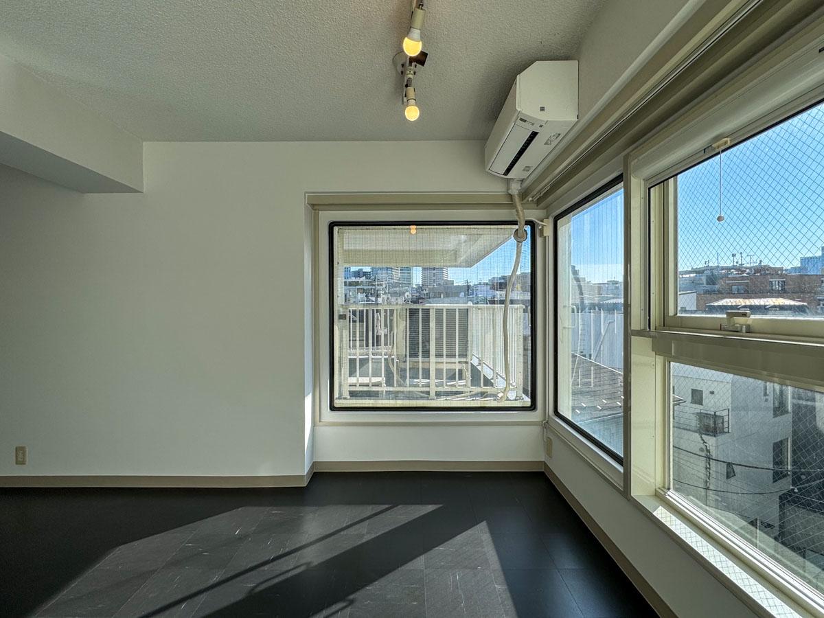 渋谷区神宮前の売買物件/近未来的な正方形のFIX窓。室内からしっかりと爽やかな青空が見える