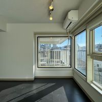 渋谷区神宮前の売買物件/近未来的な正方形のFIX窓。室内からしっかりと爽やかな青空が見える