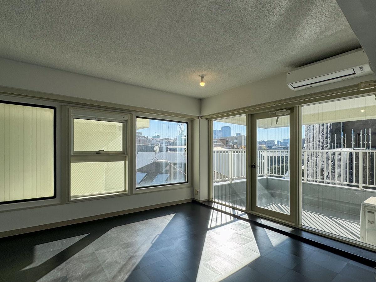 渋谷区神宮前の売買物件/洋室1。広いテラスが窓の先に広がる部屋