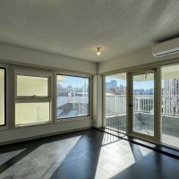 渋谷区神宮前の売買物件/洋室1。広いテラスが窓の先に広がる部屋