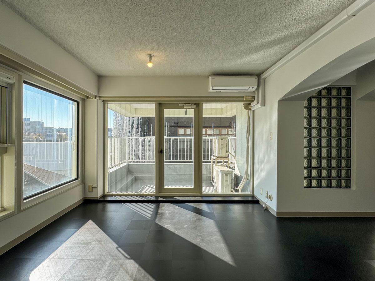 渋谷区神宮前の売買物件/洋室1。光の入り方が美しい