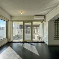 渋谷区神宮前の売買物件/洋室1。光の入り方が美しい