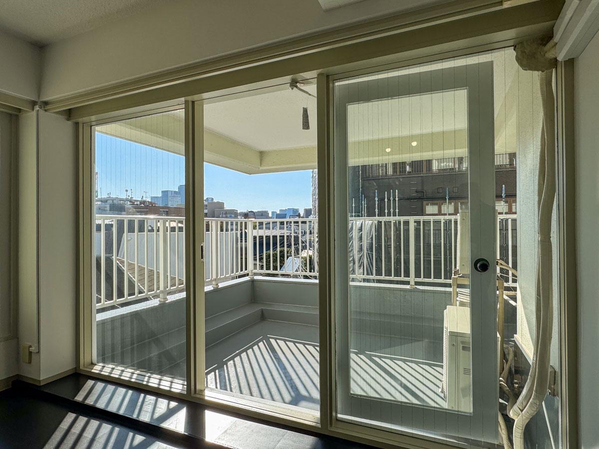 渋谷区神宮前の売買物件/テラスは6.6畳ほどの広さ。机や椅子を出してくつろぐもよし、植物をたくさん育てるもよし