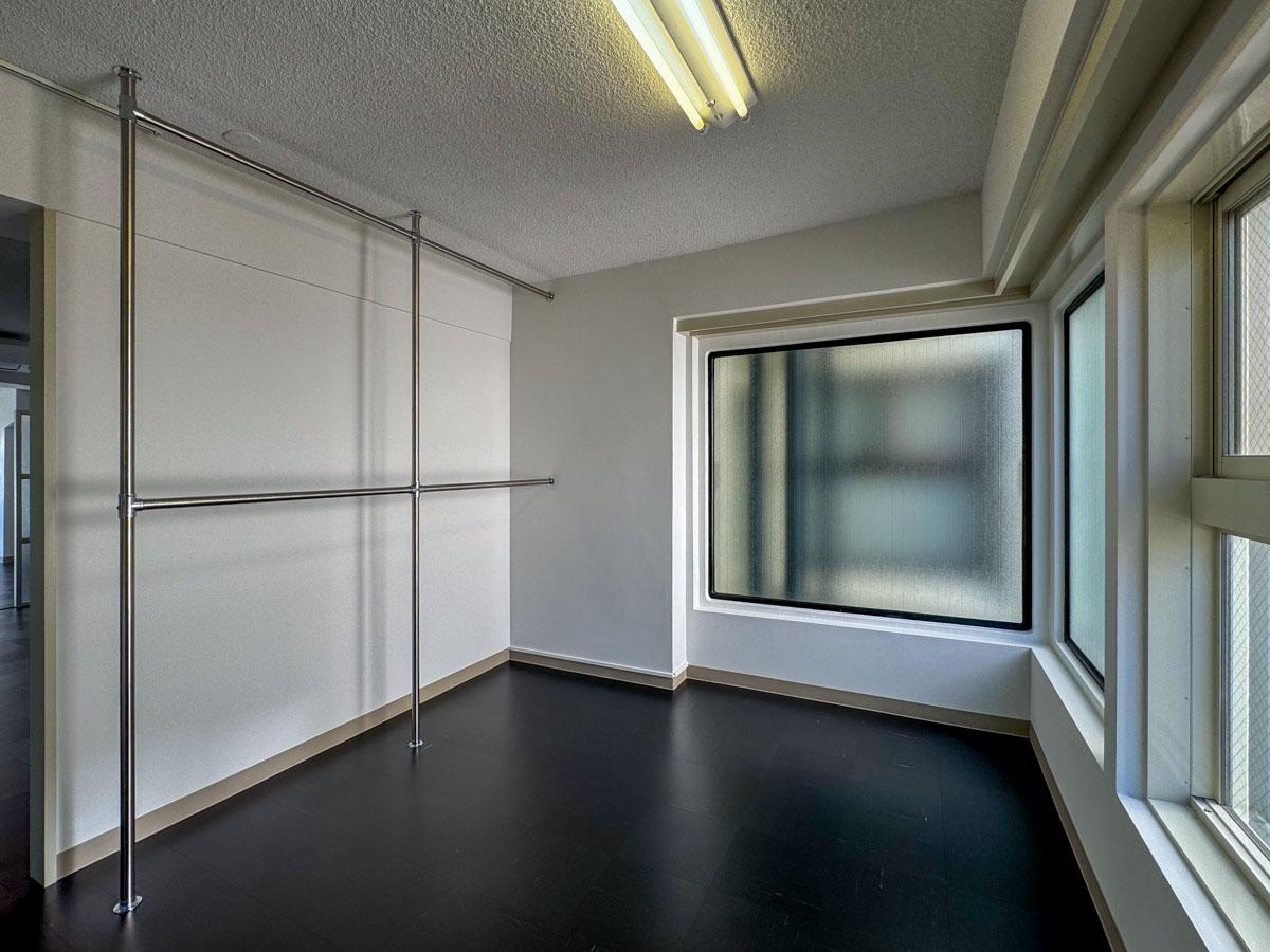 渋谷区神宮前の売買物件/洋室3。ハンガーパイプが設置されていて、衣装部屋に良さそう