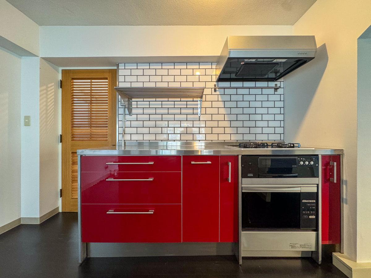 渋谷区神宮前の売買物件/マンションのヴィンテージ感と、ポップな色使いが不思議とマッチしています