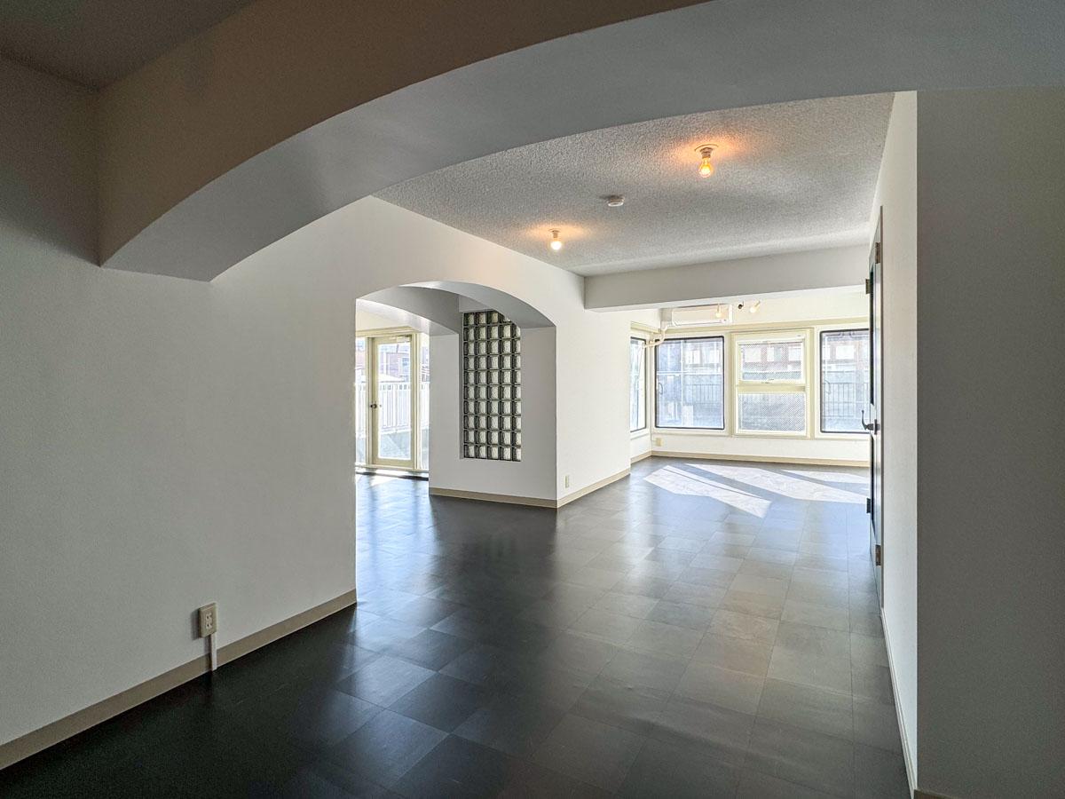 渋谷区神宮前の売買物件/キッチン側から見たリビング