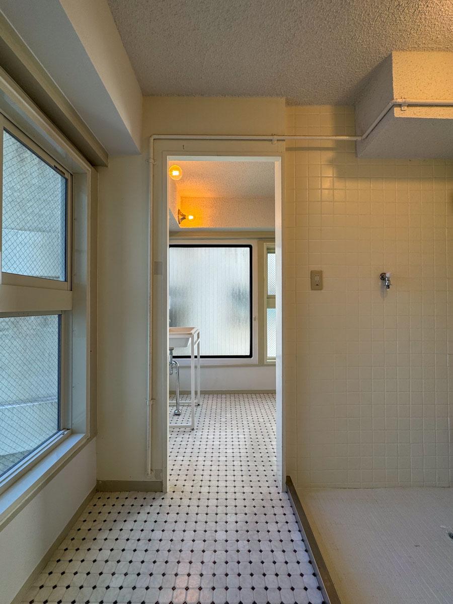 渋谷区神宮前の売買物件/洗面室。右手に洗濯機置き場