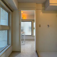 渋谷区神宮前の売買物件/洗面室。右手に洗濯機置き場