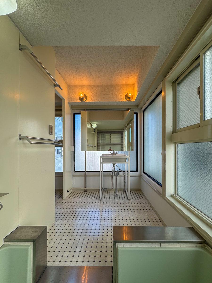 渋谷区神宮前の売買物件/洗面所との仕切りのない、開放的な浴室