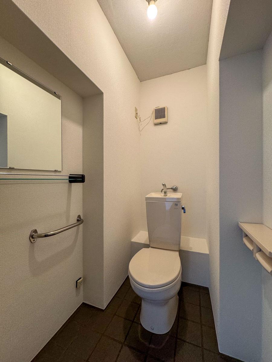 渋谷区神宮前の売買物件/トイレ。コンセントがあるのでウォシュレットも設置可能