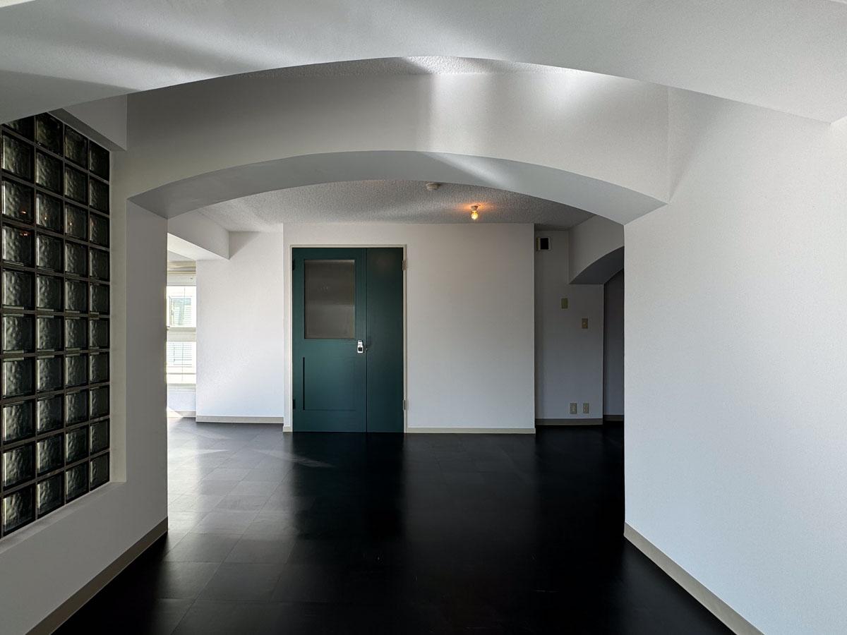 渋谷区神宮前の売買物件/洋室1から玄関方面を見た図。扉のグリーンがいい感じ