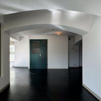 渋谷区神宮前の売買物件/洋室1から玄関方面を見た図。扉のグリーンがいい感じ