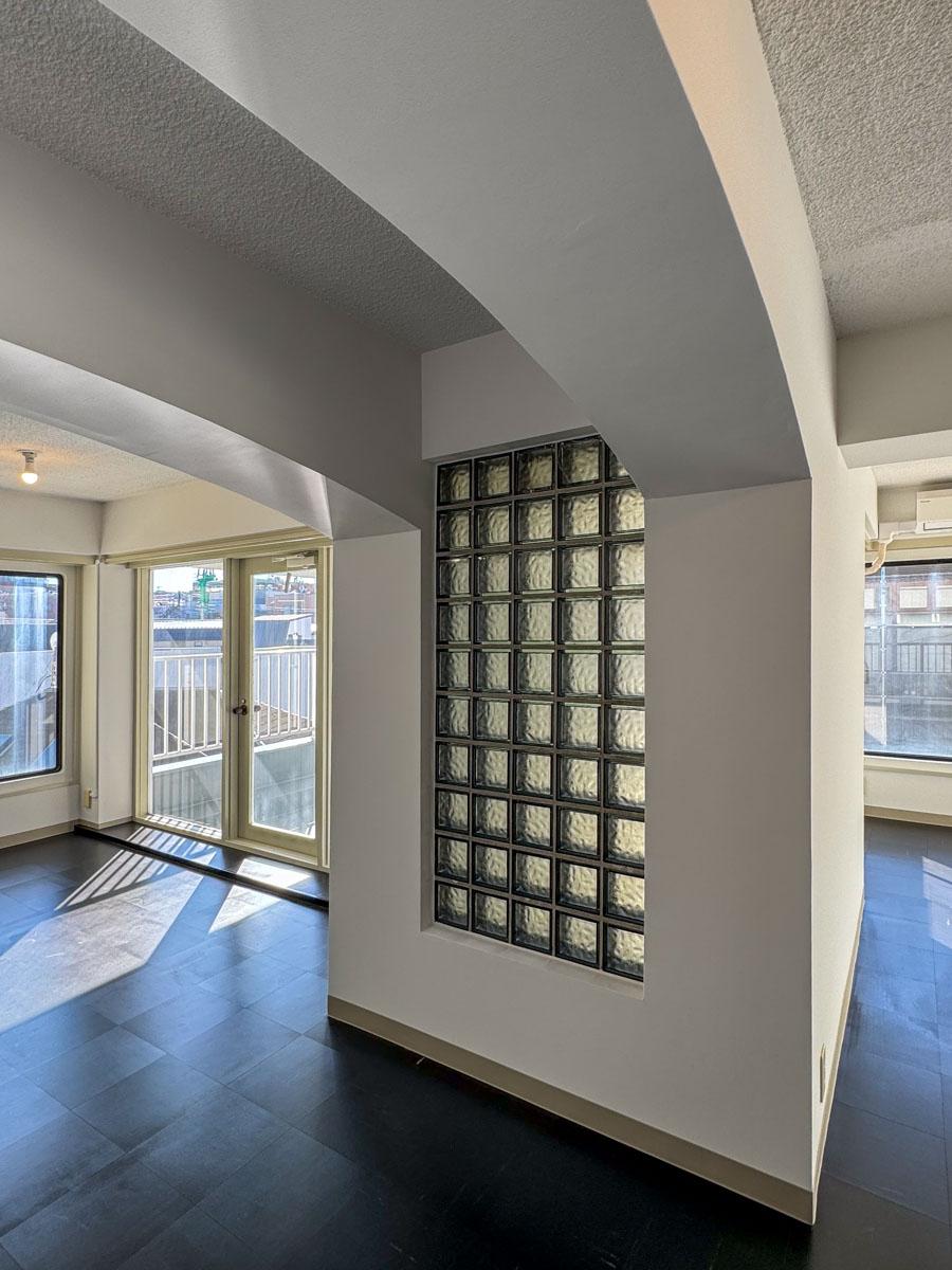 渋谷区神宮前の売買物件/アーチ状の梁の間にガラスブロック