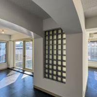 渋谷区神宮前の売買物件/アーチ状の梁の間にガラスブロック