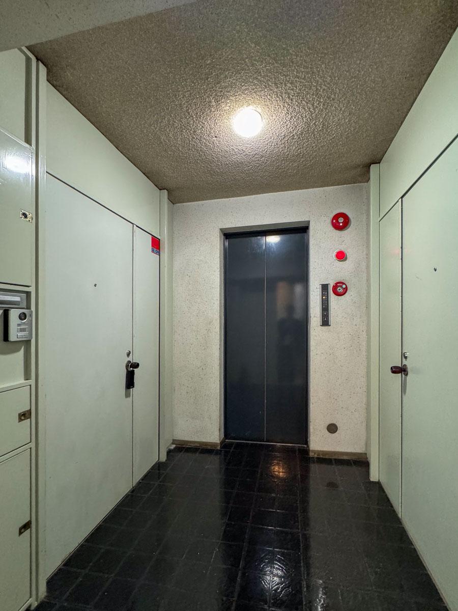 渋谷区神宮前の売買物件/玄関前の共用部