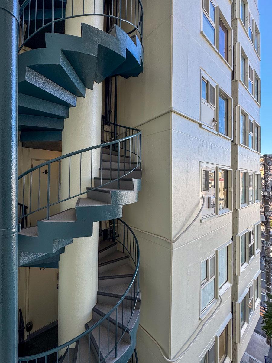 渋谷区神宮前の売買物件/部屋から見えるマンションのらせん階段