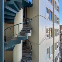 渋谷区神宮前の売買物件/部屋から見えるマンションのらせん階段