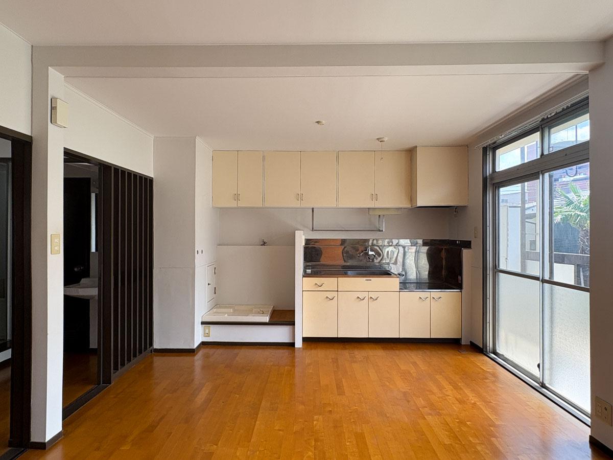 板橋区稲荷台の賃貸物件/洗濯機置き場はキッチンの横　吊り戸棚は以前からのものをそのまま生かして