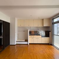 板橋区稲荷台の賃貸物件/洗濯機置き場はキッチンの横　吊り戸棚は以前からのものをそのまま生かして