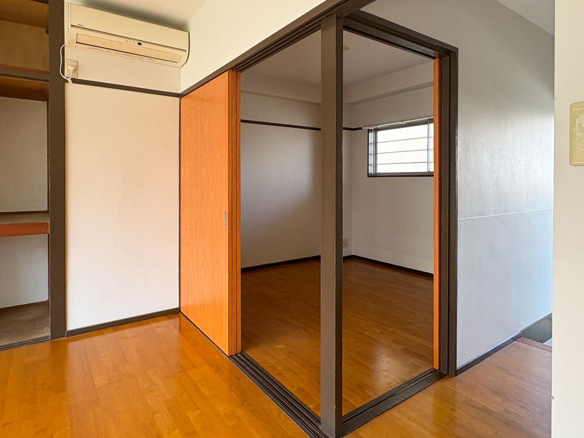 板橋区稲荷台の賃貸物件/寝室とLDKは引き戸で仕切られているためデッドなスペースなく、ひと繋がりの空間として使うのもアリ