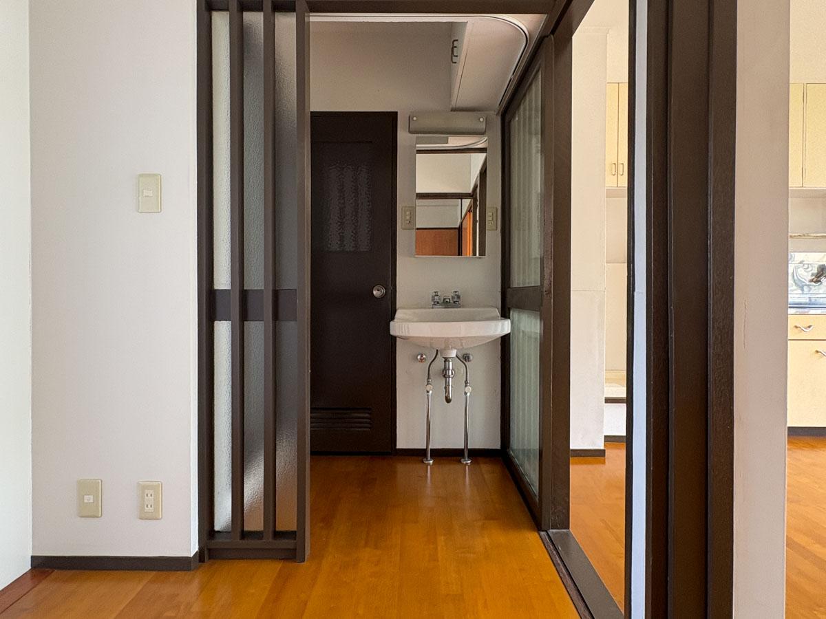 板橋区稲荷台の賃貸物件/玄関ホールからの視点　洗面台の隣がトイレ