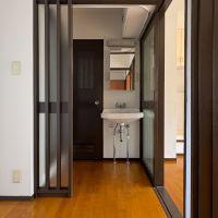 板橋区稲荷台の賃貸物件/玄関ホールからの視点　洗面台の隣がトイレ