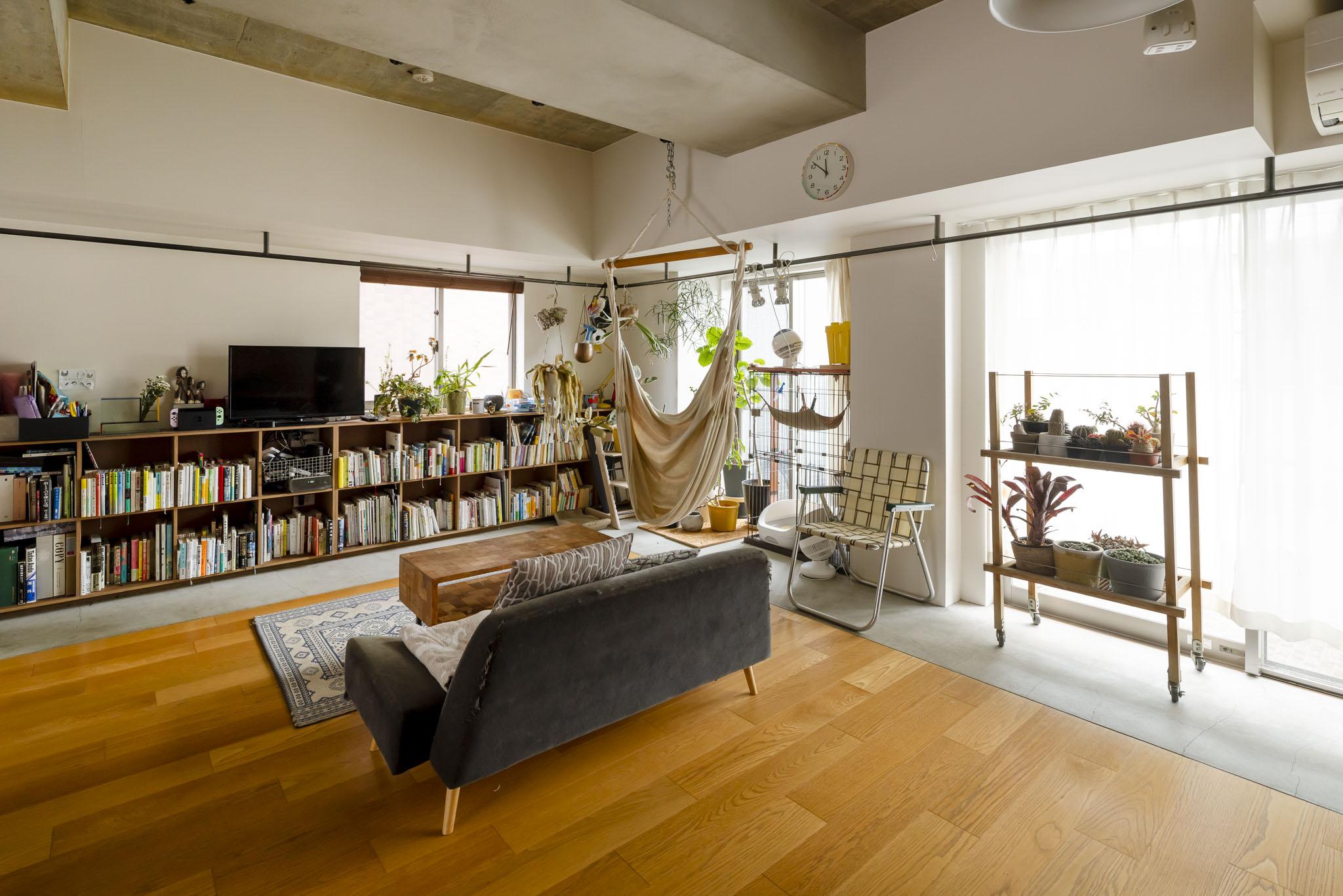 足立区東和の売買物件/壁際の床は玄関から続くモルタル土間。その上には多用途に使えるハンガーパイプ