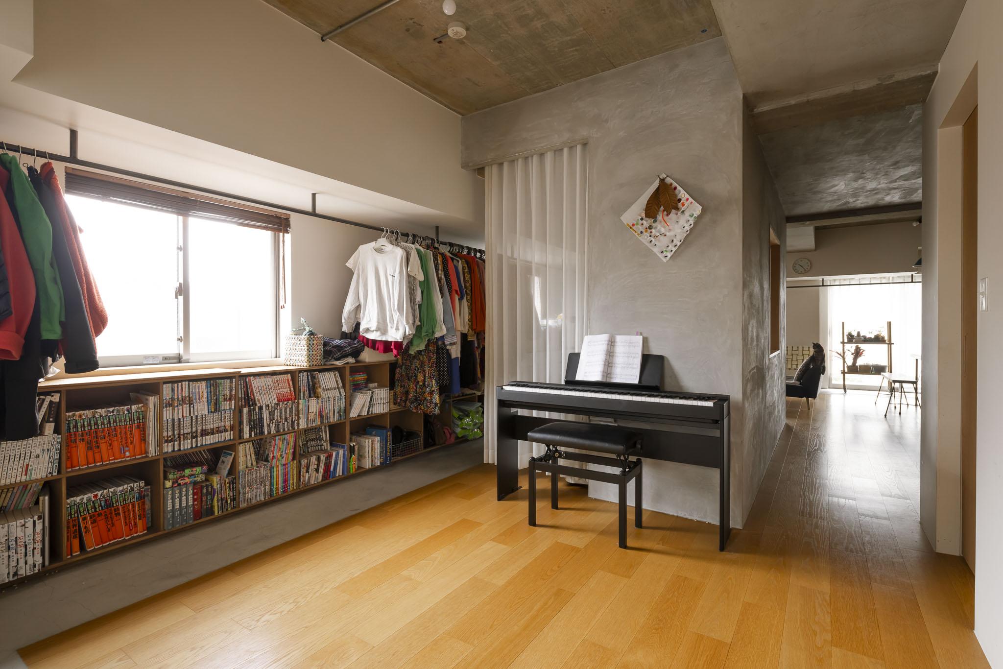 足立区東和の売買物件/玄関側からコの字型の壁を眺めた図。完全に仕切らず、どこにいても家族の存在を感じられるような設計です