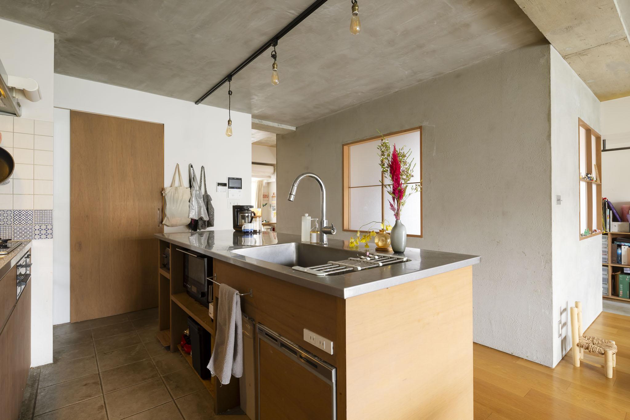 足立区東和の売買物件/キッチンでふと顔を上げた時に圧迫感が出ないよう、開閉可能な壁窓がコの字型の間仕切りに設けられている