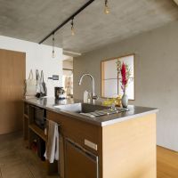 足立区東和の売買物件/キッチンでふと顔を上げた時に圧迫感が出ないよう、開閉可能な壁窓がコの字型の間仕切りに設けられている