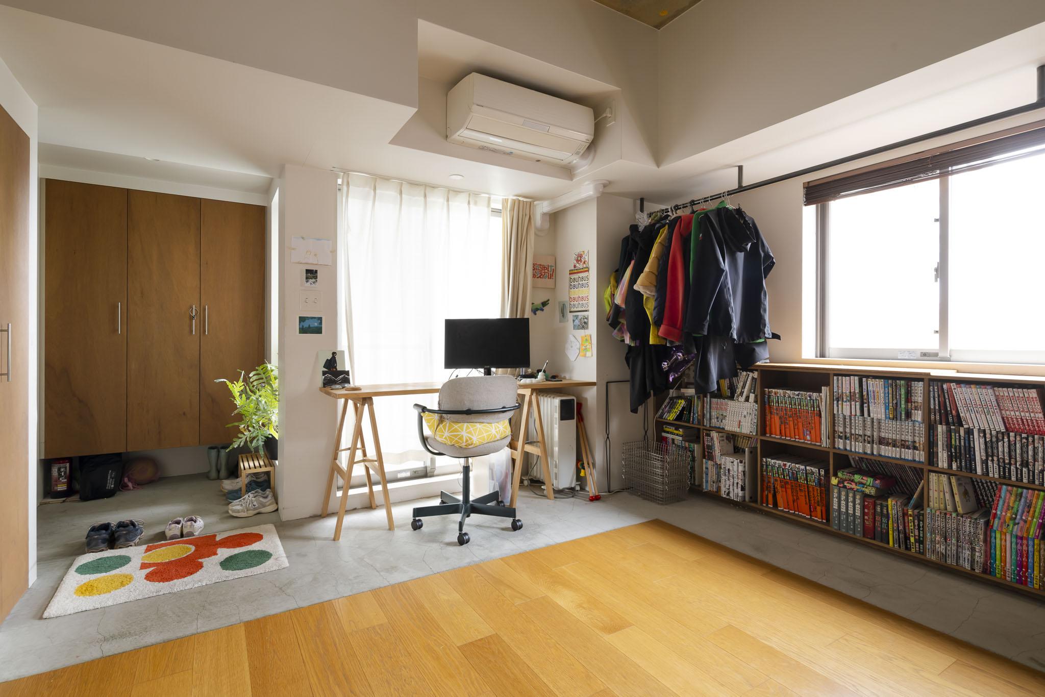 足立区東和の売買物件/玄関側のスペース。東側の壁面には玄関からバルコニー側まで続く棚が並びます