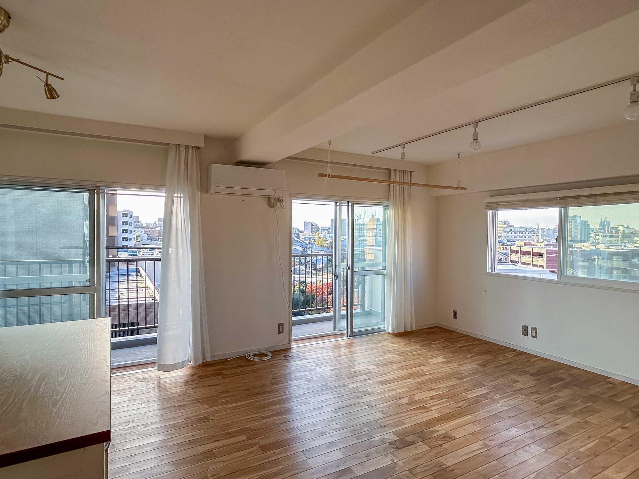 世田谷区玉川台の賃貸物件/三面採光の角部屋。ゆったりとしたリビング