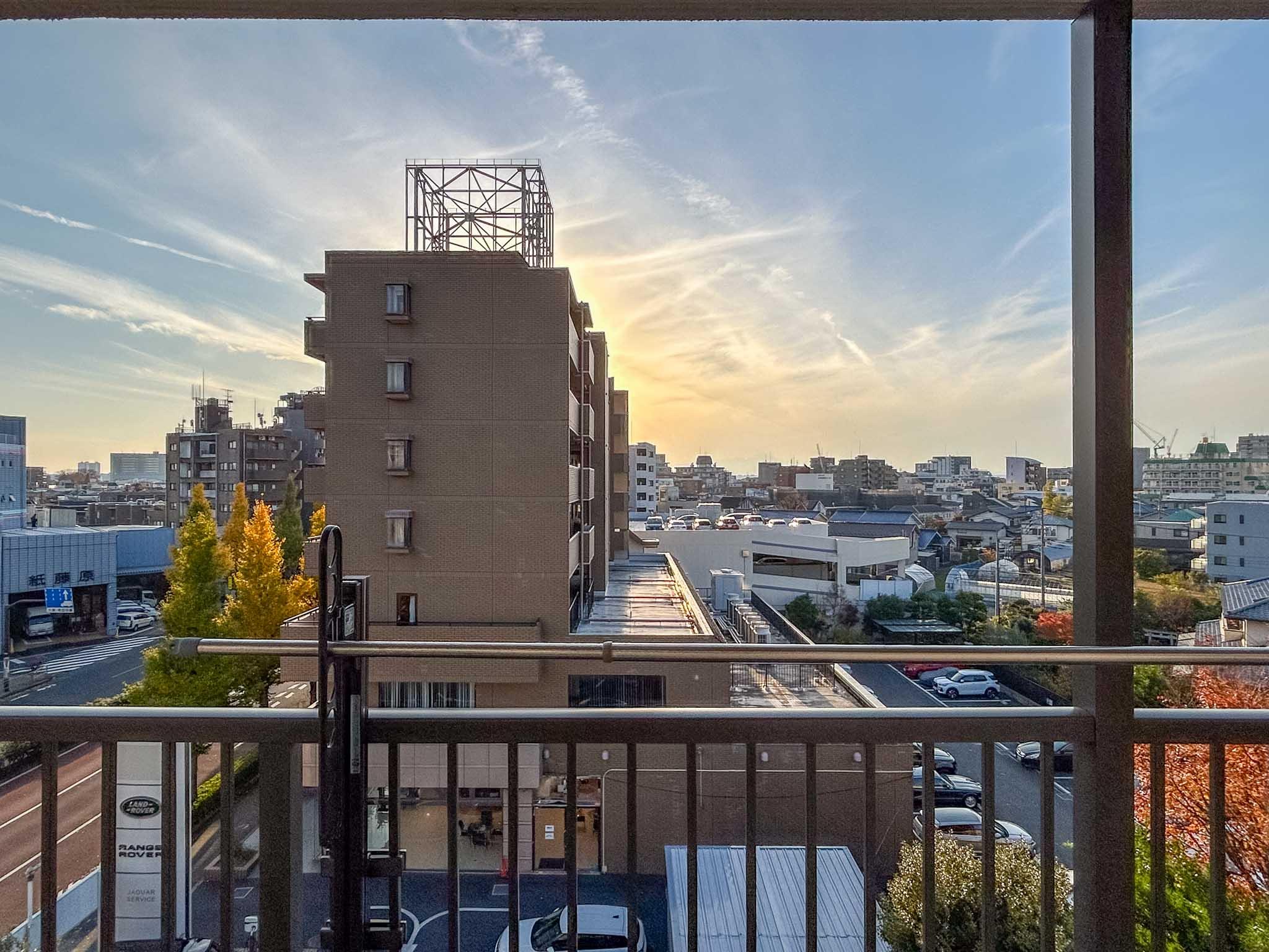 世田谷区玉川台の賃貸物件/ベランダからの景色。玉川通り沿いのため、窓を開けると車の走行音が聞こえます