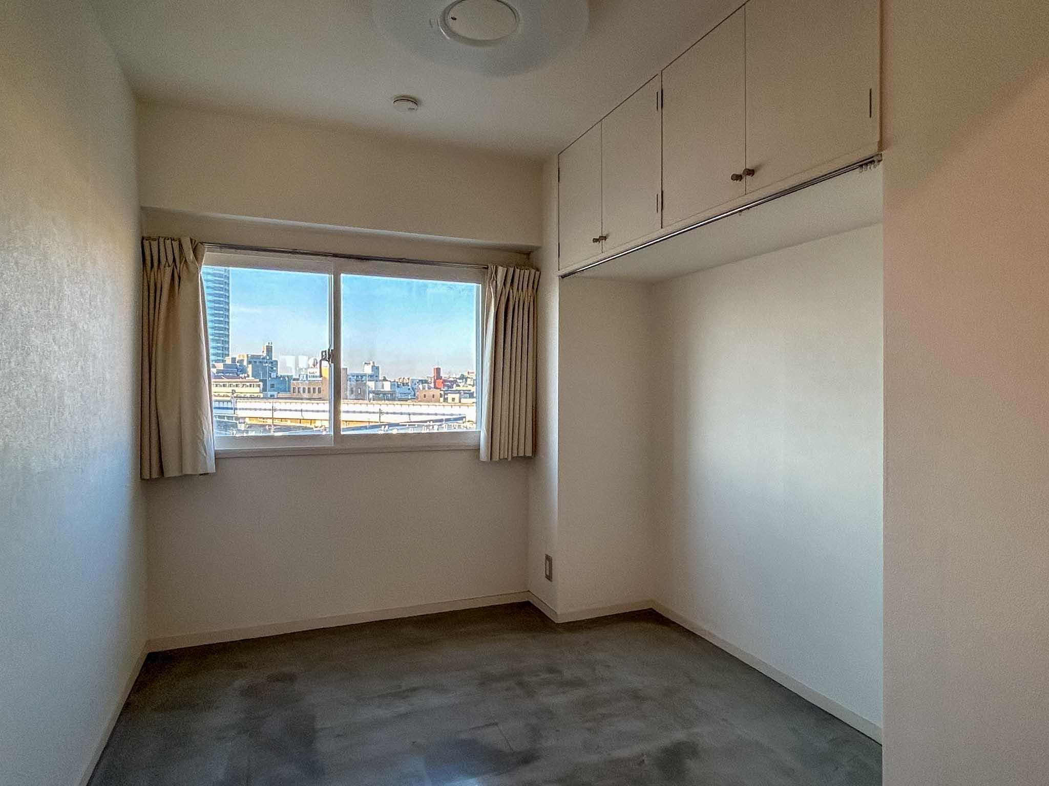 世田谷区玉川台の賃貸物件/モルタル仕上げのサービスルーム。収納のほか、ちょっとした作業や趣味の時間を過ごすのにぴったり