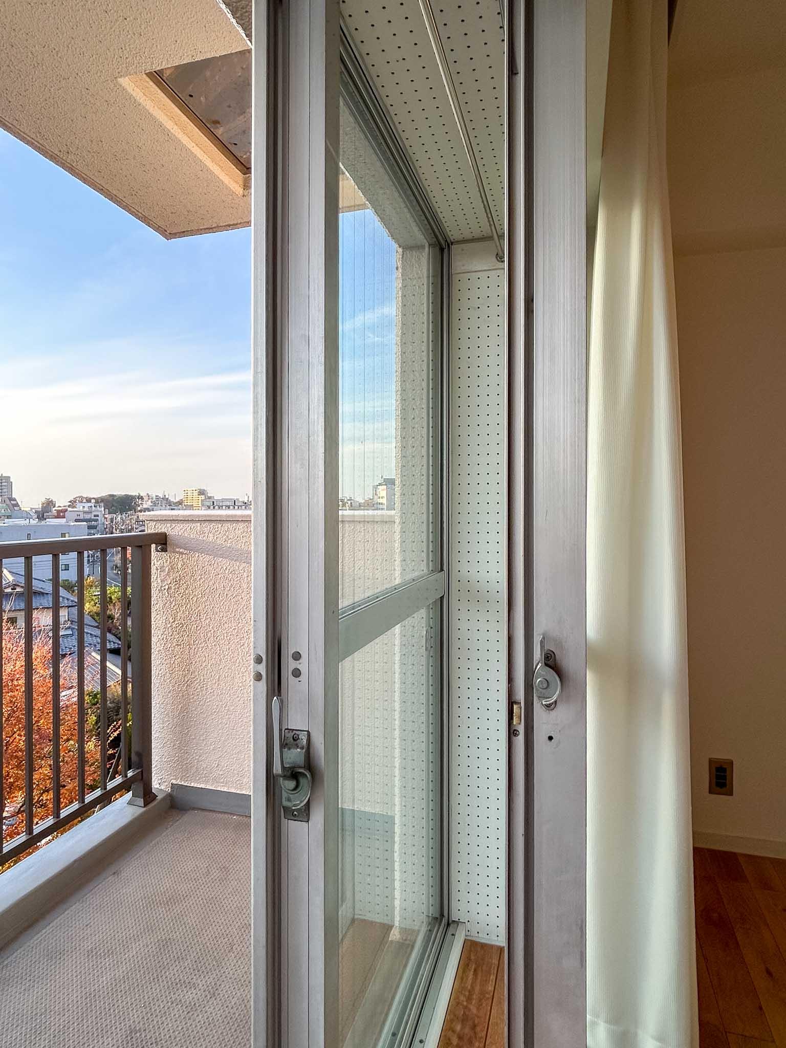 世田谷区玉川台の賃貸物件/二重窓。閉め切れば、車の音はほとんど聞こえなくなります