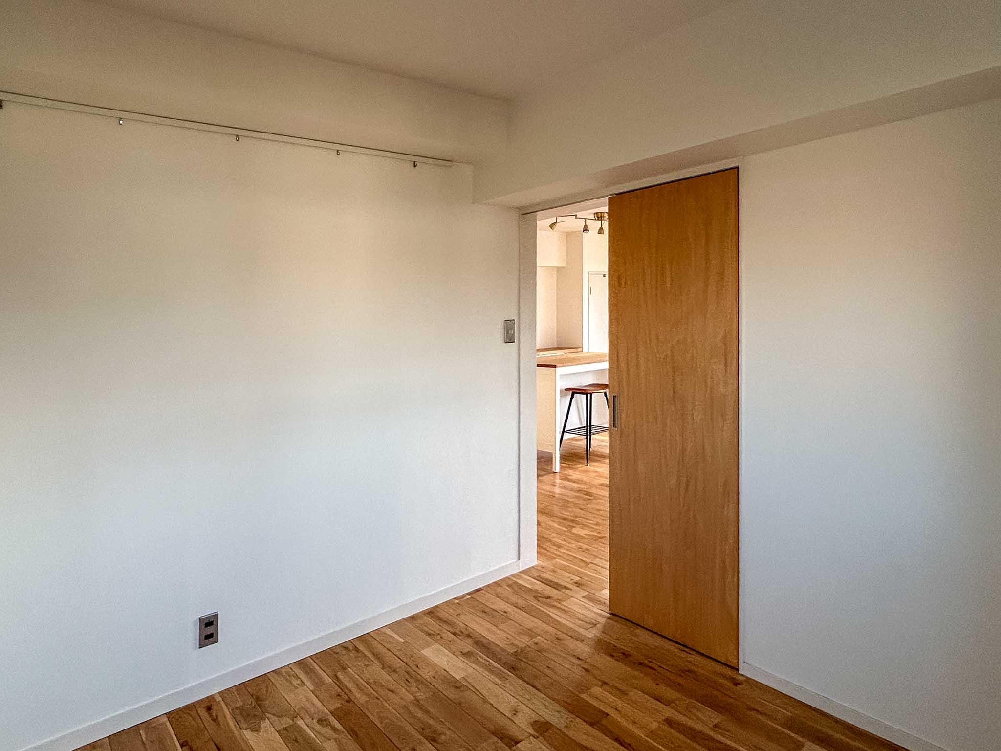 世田谷区玉川台の賃貸物件/壁面にピクチャーレールがついています