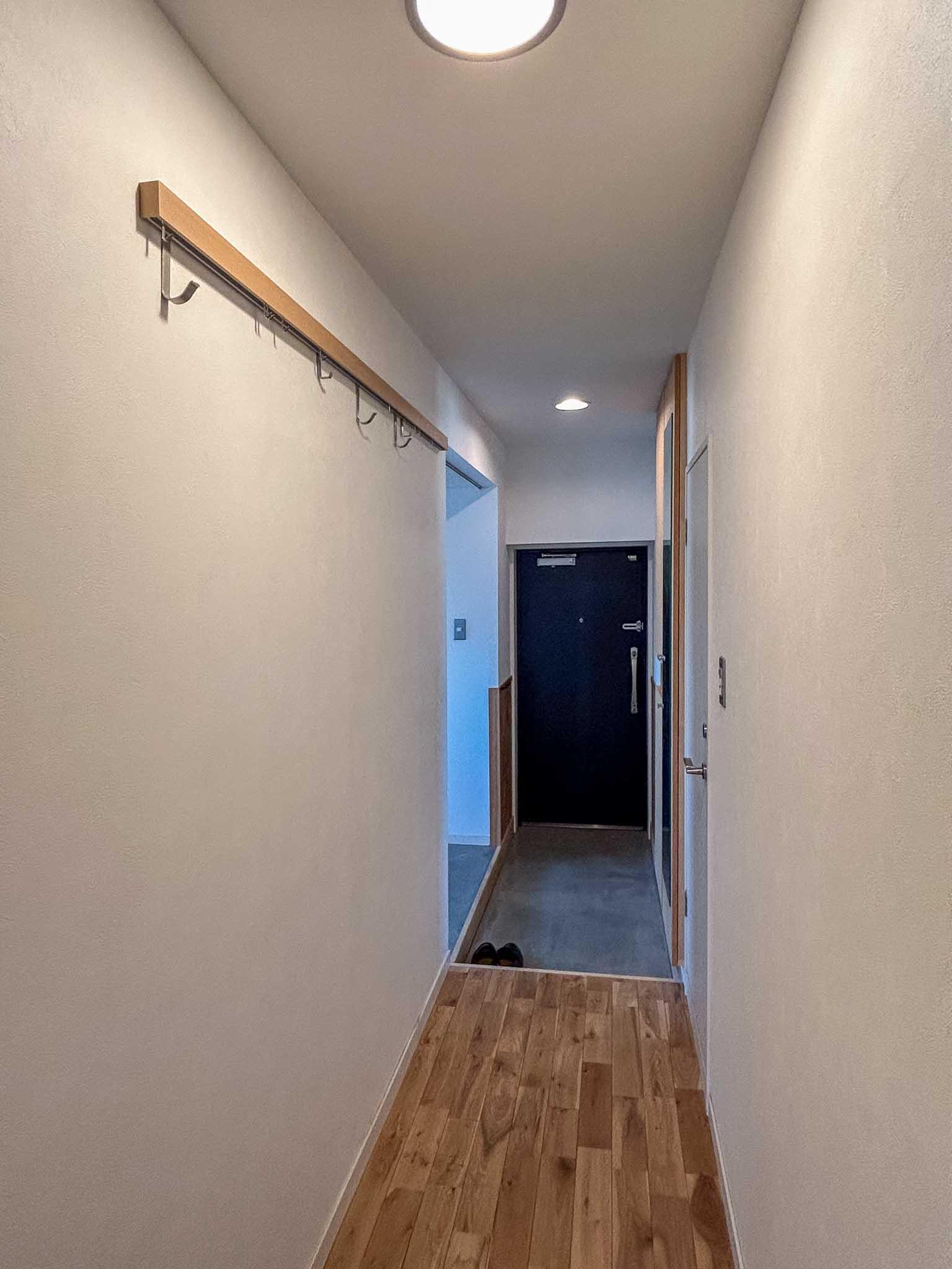 世田谷区玉川台の賃貸物件/玄関前廊下。服や荷物を掛けられるハンガーつき