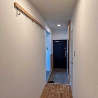 世田谷区玉川台の賃貸物件/玄関前廊下。服や荷物を掛けられるハンガーつき