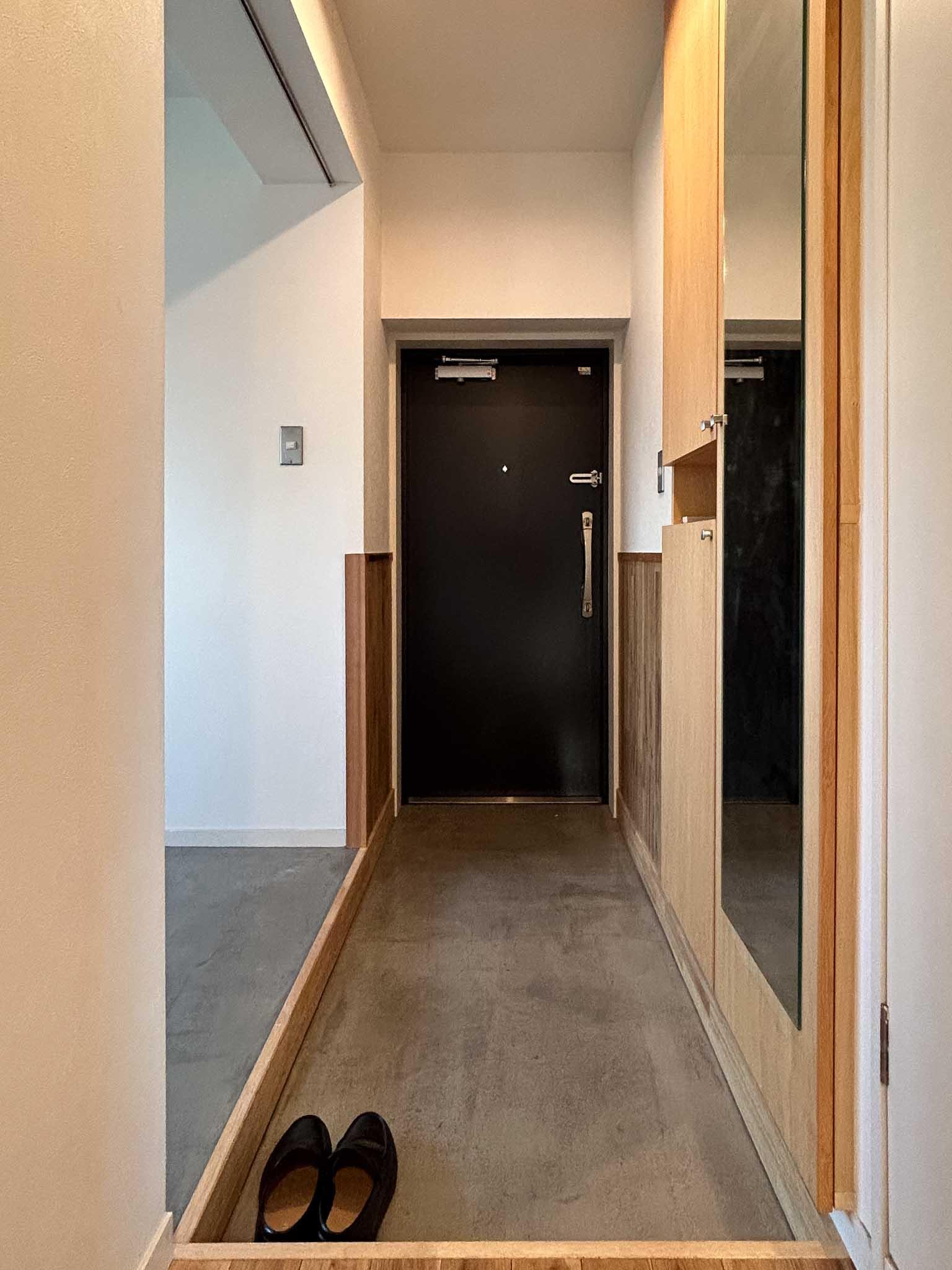 世田谷区玉川台の賃貸物件/玄関。土間スペースが広いため、サービスルームに荷物を運びやすい