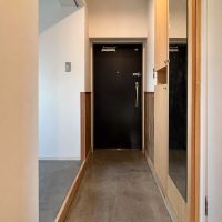 世田谷区玉川台の賃貸物件/玄関。土間スペースが広いため、サービスルームに荷物を運びやすい