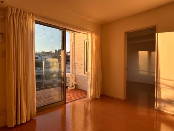 品川区北品川の賃貸物件/オレンジ色に染まる、丘の上で