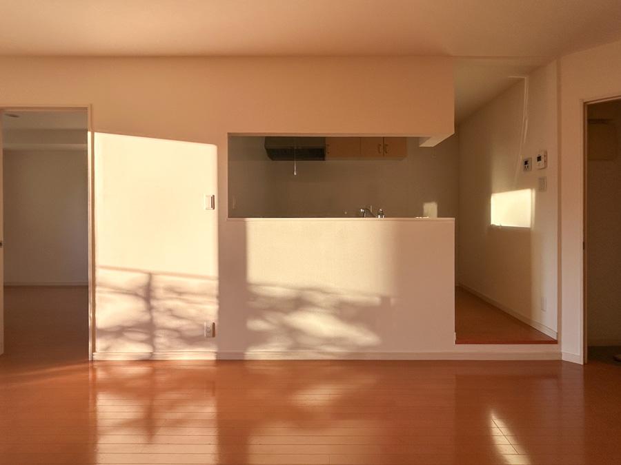 品川区北品川の賃貸物件/リビング別角度から。奥はキッチン。