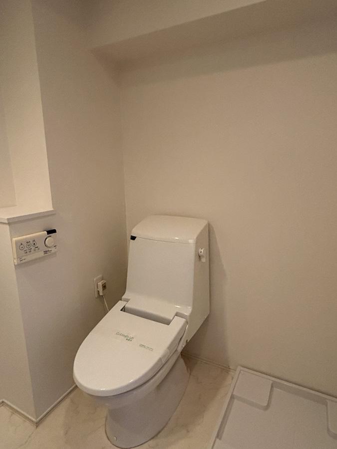 中野区東中野の賃貸物件/トイレ。洗面台と同じスペースです。